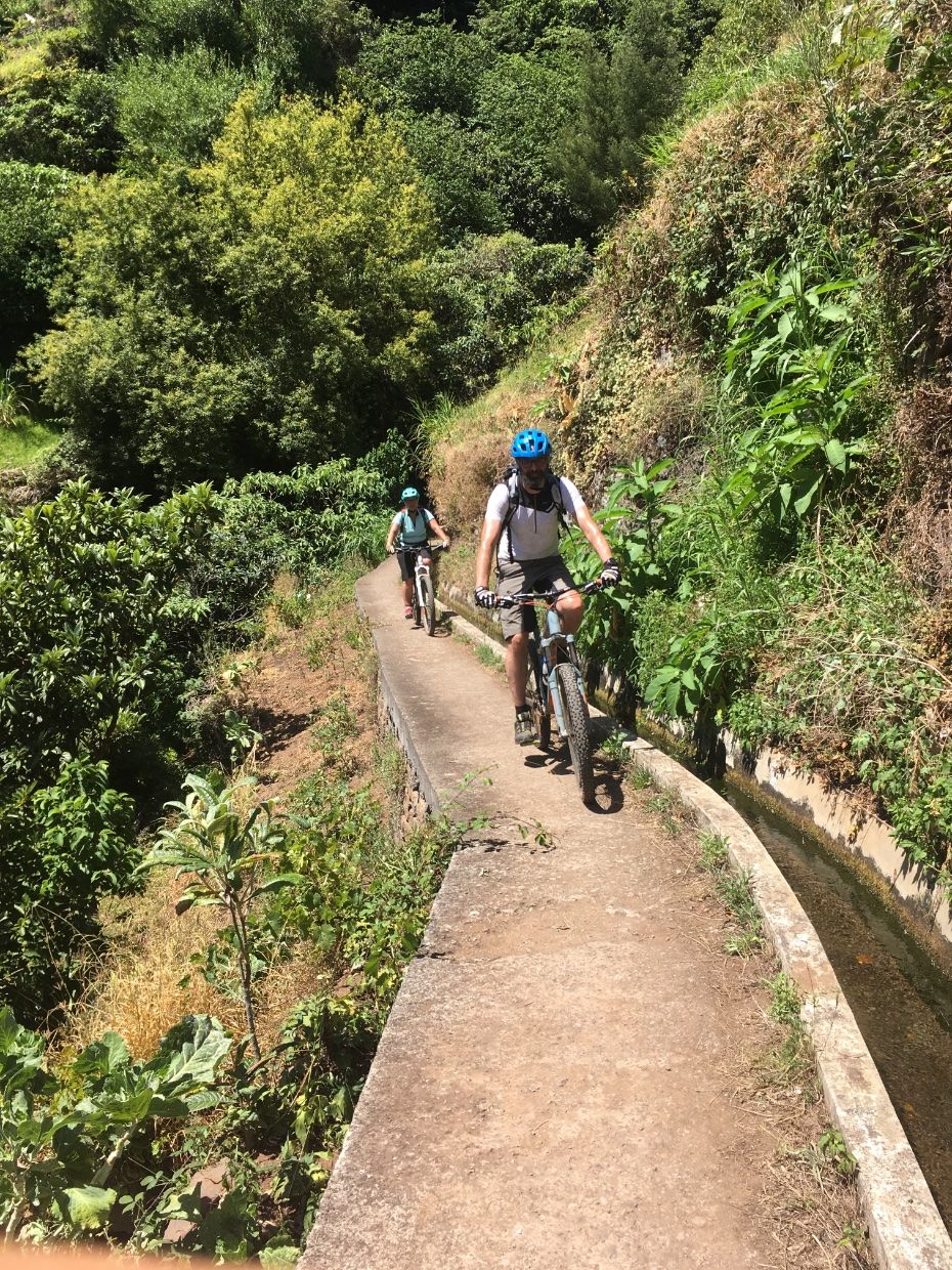 Biken entlang der Levada do Faial